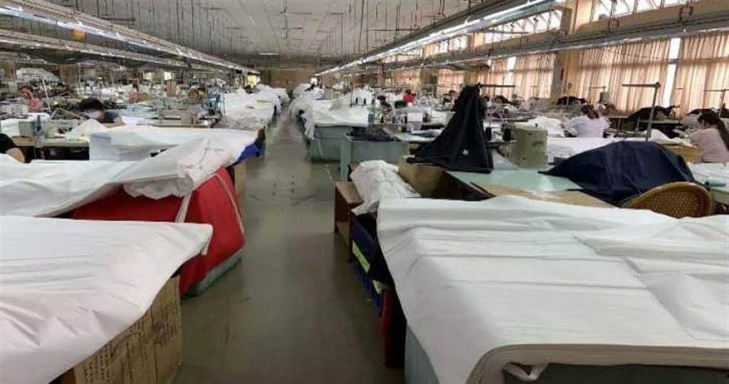 Zipper+Functional wear +Jeans create a great team of 500 thousand pcs daily output production of protective coverall and isolated gown.圖片